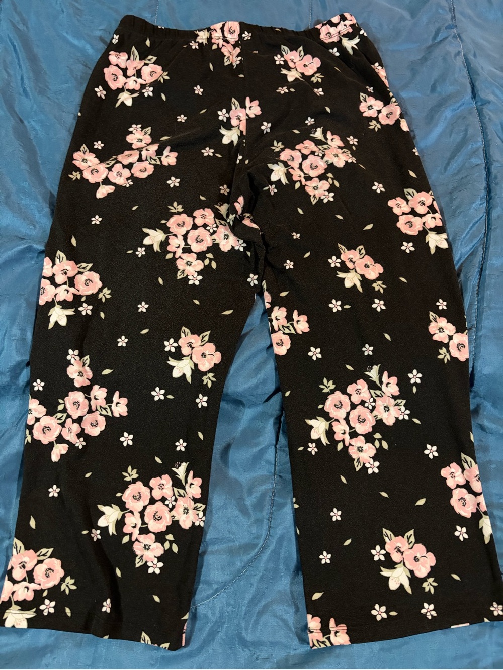Girls' Black Floral Pull-On Capri Pants - Pink Bloom Print